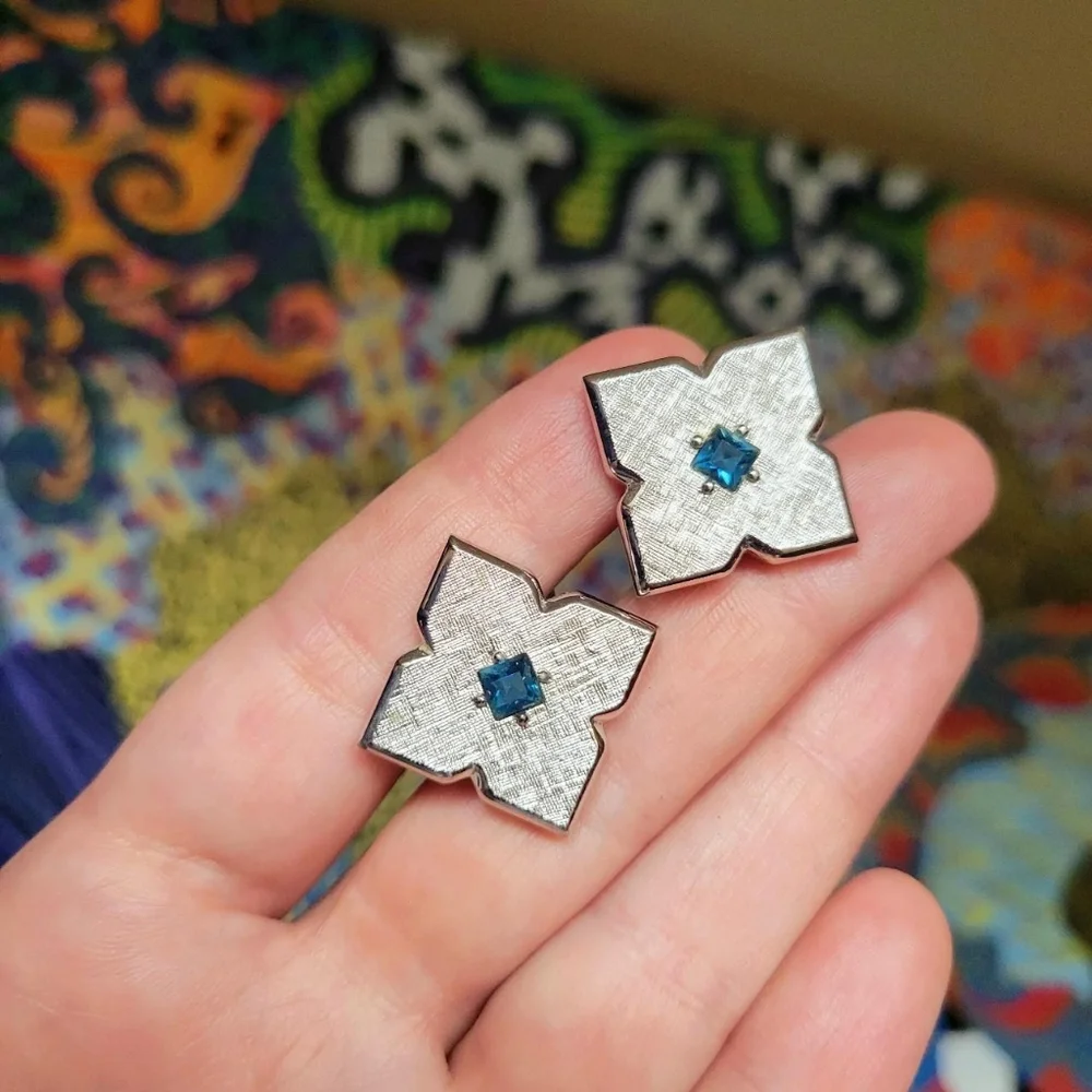 Vintage Swank Pair of Silver & Royal Blue Clover Cuff Links